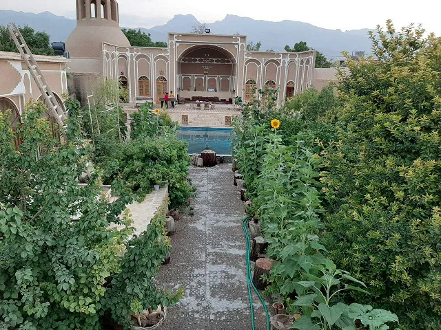 باغ سرسبز و نمای سرای جهانگرد