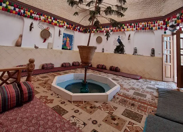 حوض مرکزی و پشتیهای سنتی سرای جهانگرد