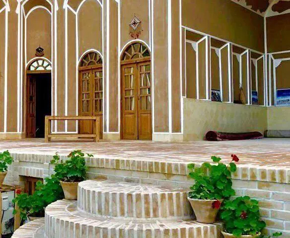 پلههای ورودی و درهای چوبی سرای جهانگرد