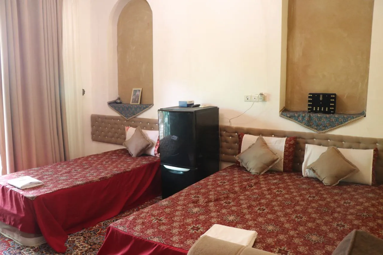 دو تخت دونفره با روتختی قرمز در سرای جهانگرد