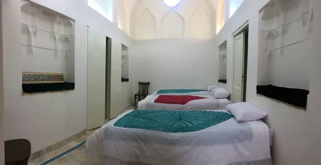 چیدمان دو تخت در اتاق سرای ملک