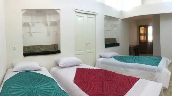اتاق سه‌تخته سرای ملک با روتختی‌های رنگی