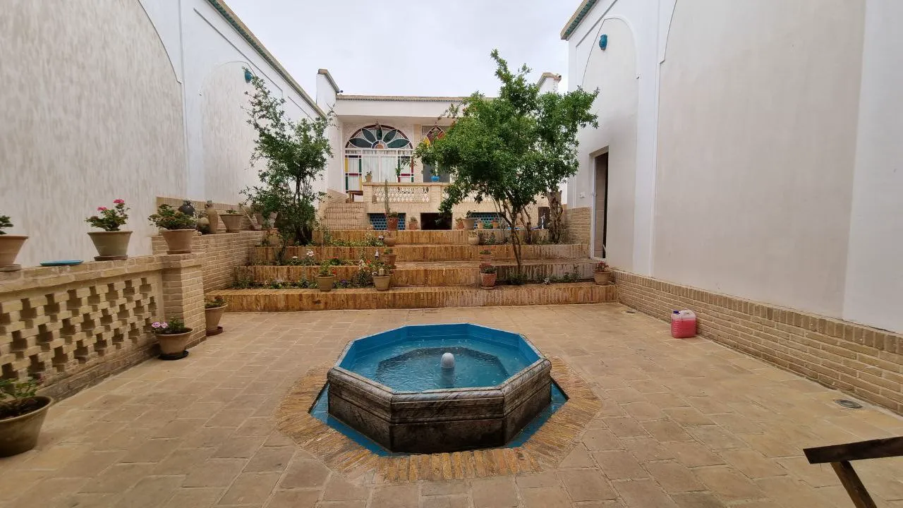 حیاط سرای ملک با حوض هشت‌ضلعی