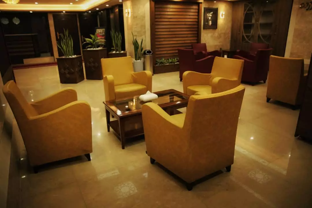 لابی هتل فدک با مبل‌های زرد و میز پذیرایی