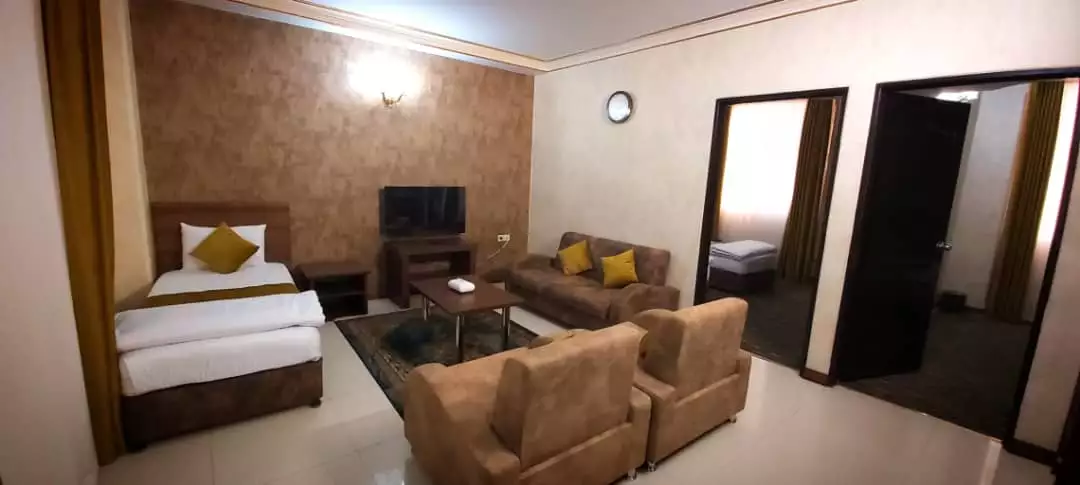 اتاق هتل فدک با تخت و نشیمن