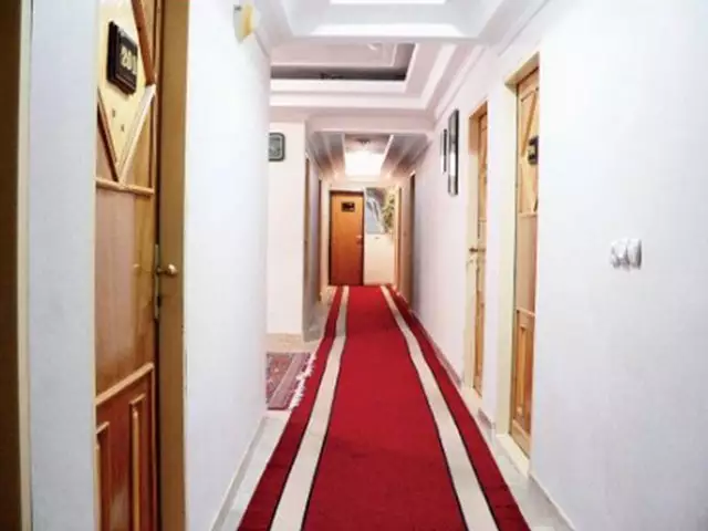 راهروی هتل صدرا با فرش قرمز