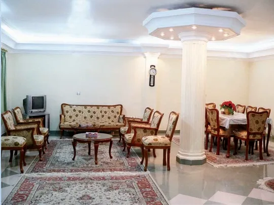 سالن پذیرایی با مبلمان و میز غذاخوری هتل صدرا