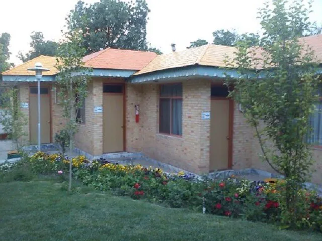 سوئیتهای آجری هتل جهانگردی در میان باغچه گلکاریشده