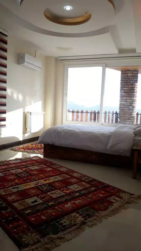 اتاق دال دنا با تخت و فرش دست‌باف