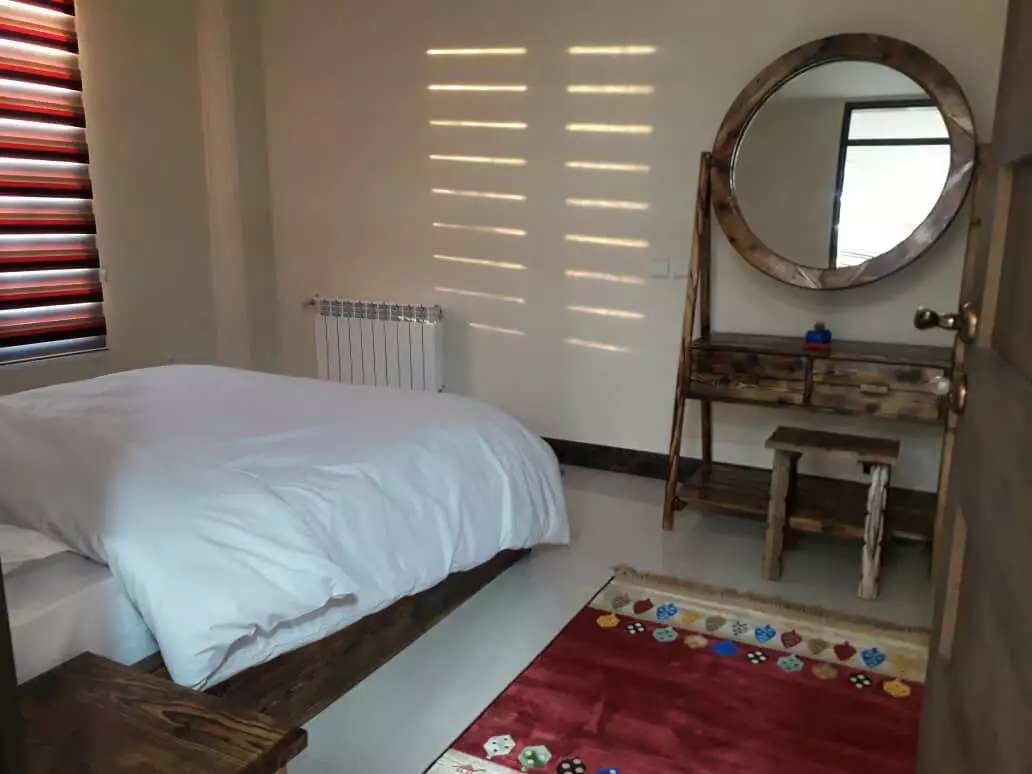 اتاق دال دنا با تخت و میز آرایش چوبی