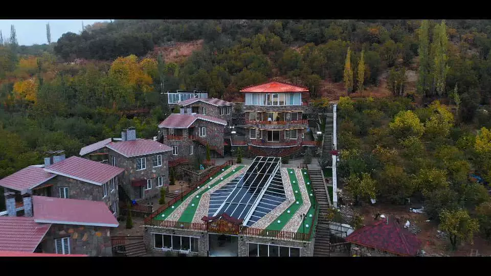 نمای هوایی مجموعه دال دنا میان درختان پاییزی