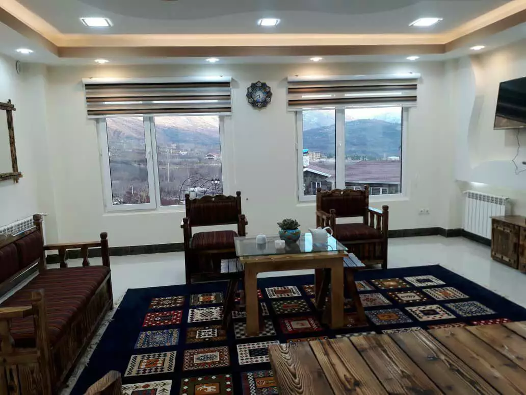 نشیمن چوبی با پنجره رو به کوه در هتل دال دنا