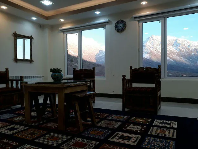 نشیمن هتل دال دنا با پنجره رو به کوهستان