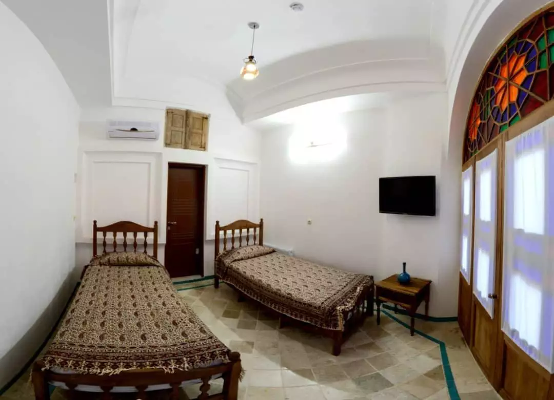 اتاق دو تخته هتل اطلسی با پنجره شیشه‌رنگی
