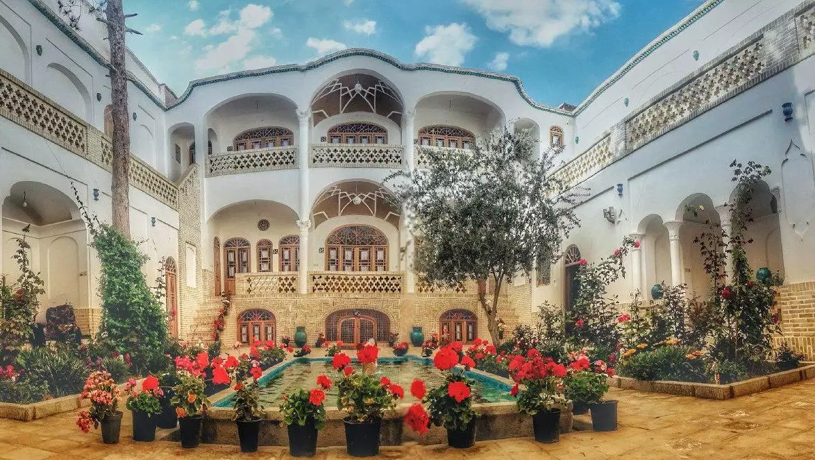 حیاط گل‌کاری‌شده عمارت هتل اطلسي