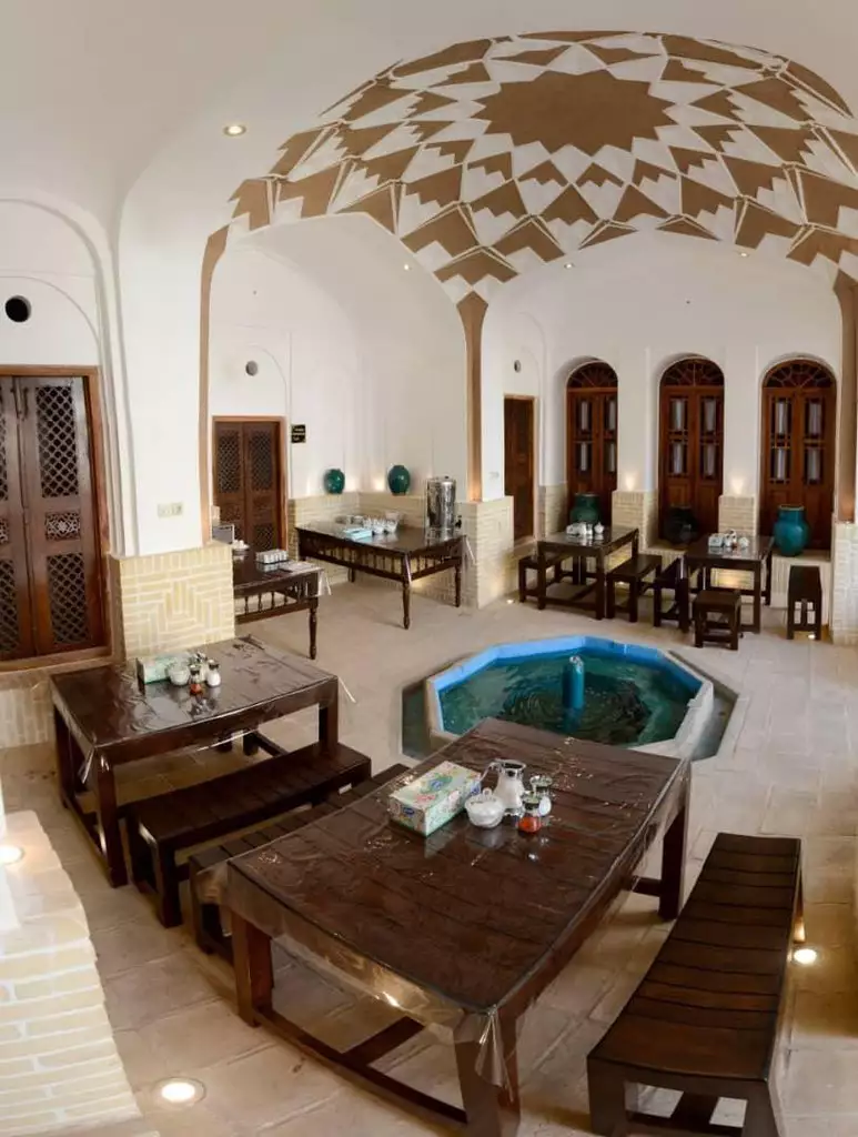 حوض آب‌نما میان تالار سنتی هتل اطلسی