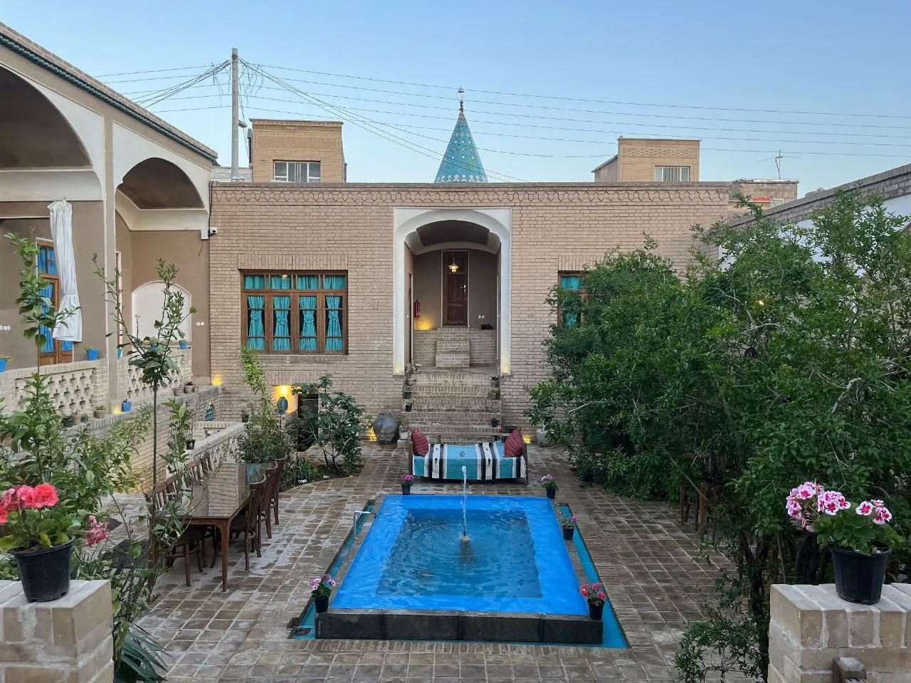 حیاط سرای آقا محمد با حوض و باغچه