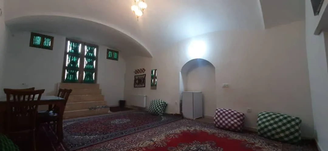اتاق نشیمن با فرش‌های قرمز در سرای آقا محمد