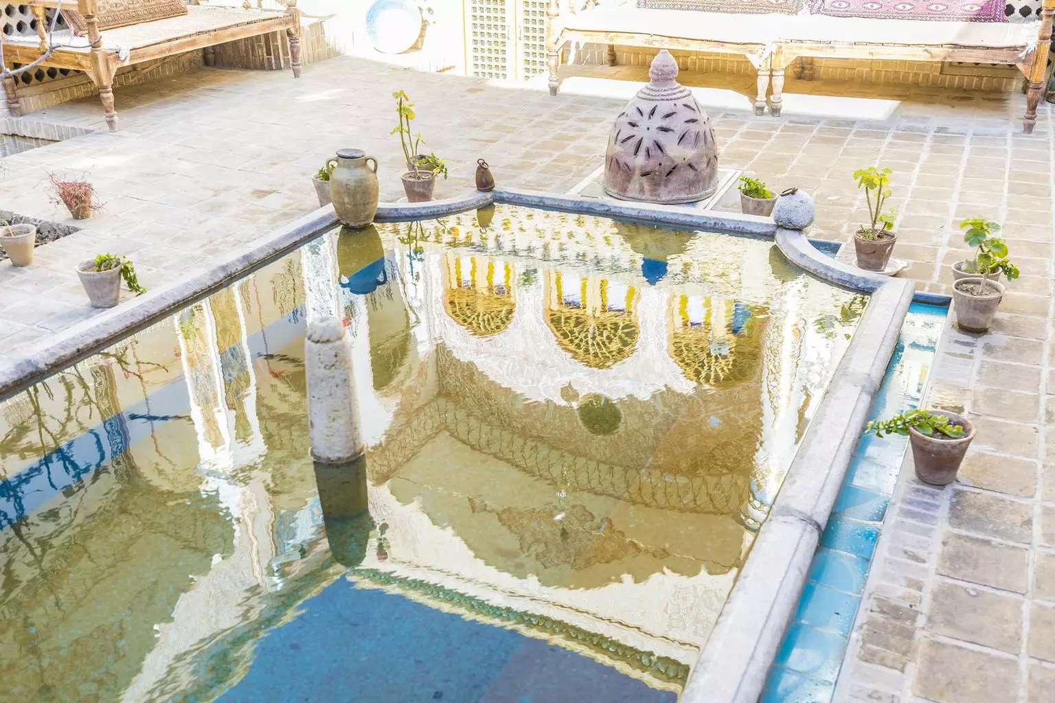 حوض حیاط امیرالسلطنه با انعکاس معماری سنتی