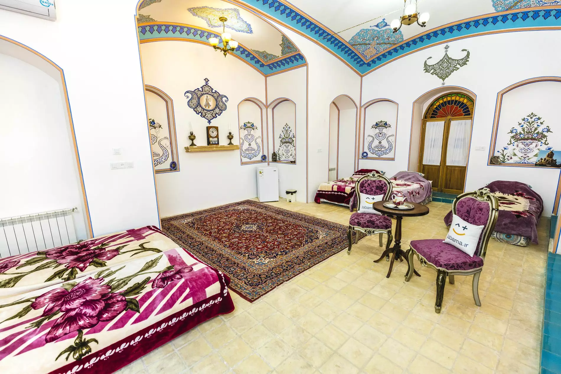 اتاق نشیمن سنتی با فرش و مبلمان هتل امیرالسلطنه