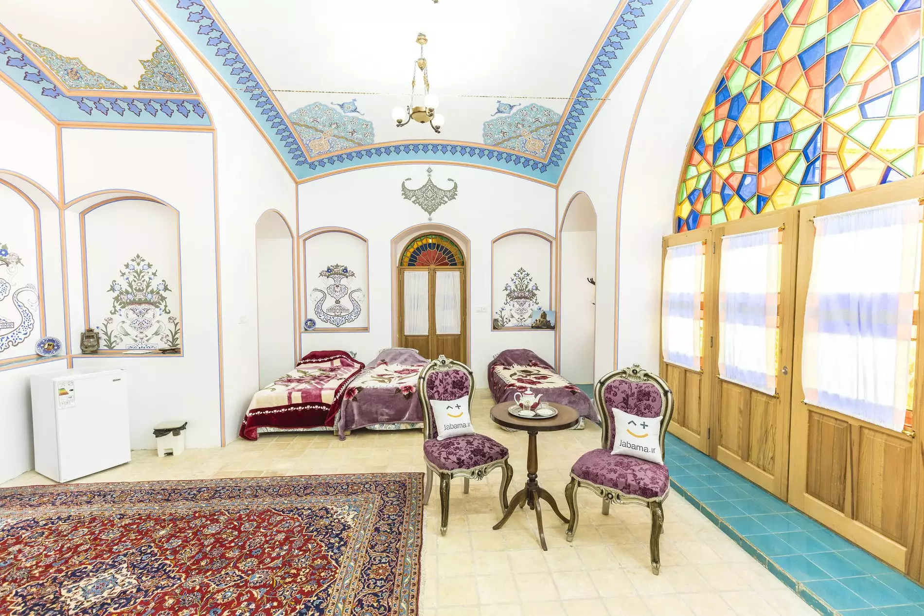 اتاق نشیمن هتل امیرالسلطنه با پنجره ارسی رنگی