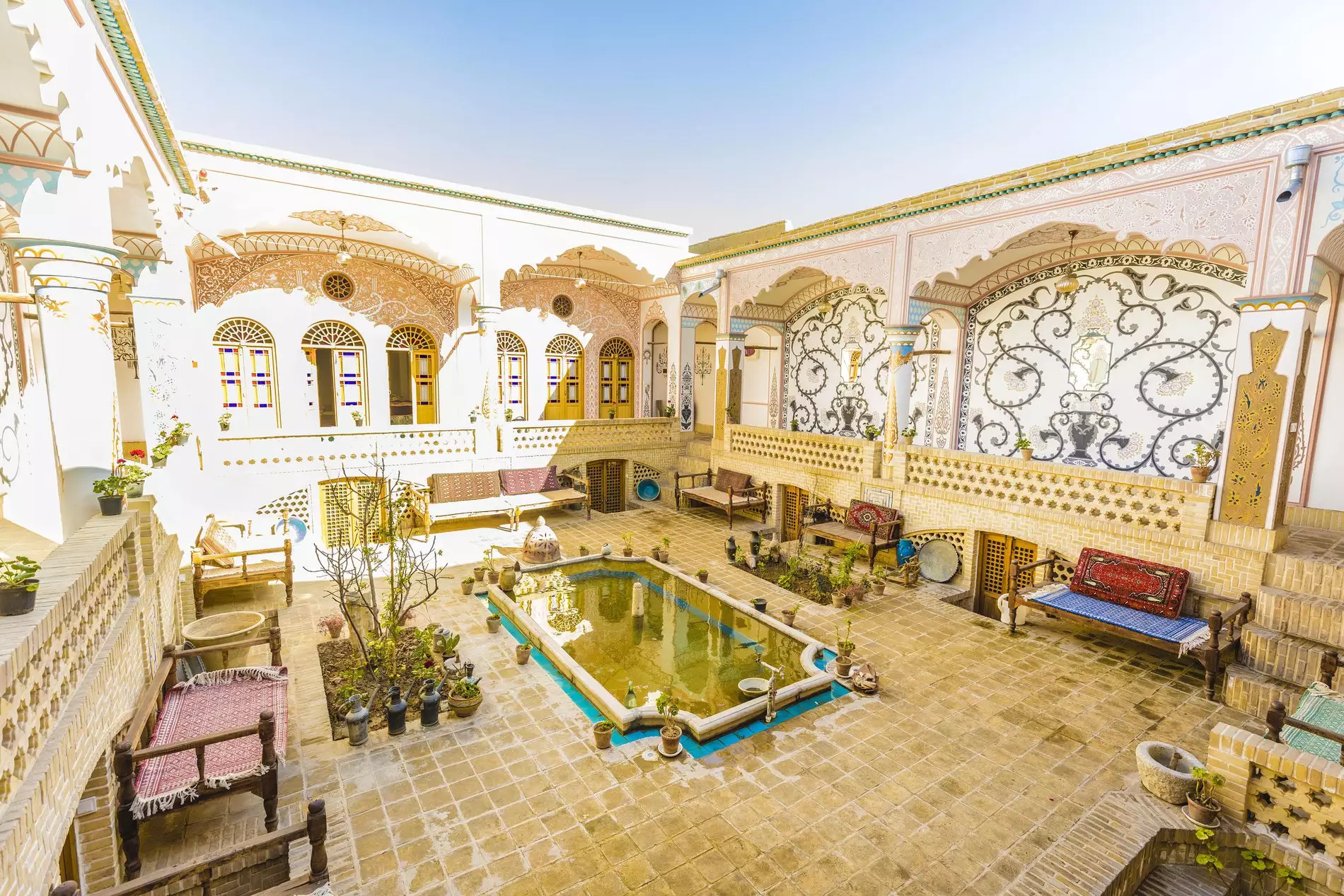 حیاط سنتی با حوض مرکزی هتل امیرالسلطنه