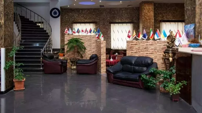 لابی هتل پارادایس با مبلمان و گیاهان