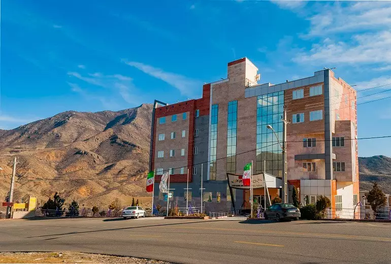 نمای بیرونی هتل پارادایس در کنار کوهستان