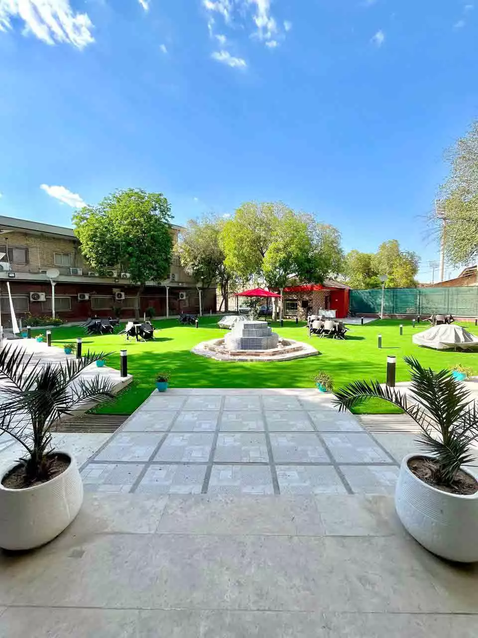 حیاط سبز و آب‌نمای هتل تختی