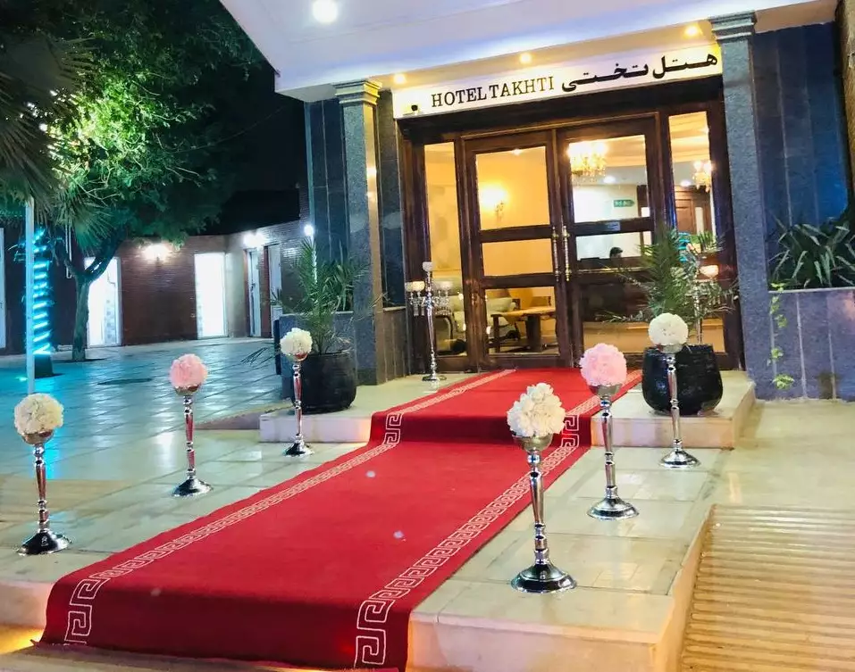 ورودی هتل تختی با فرش قرمز