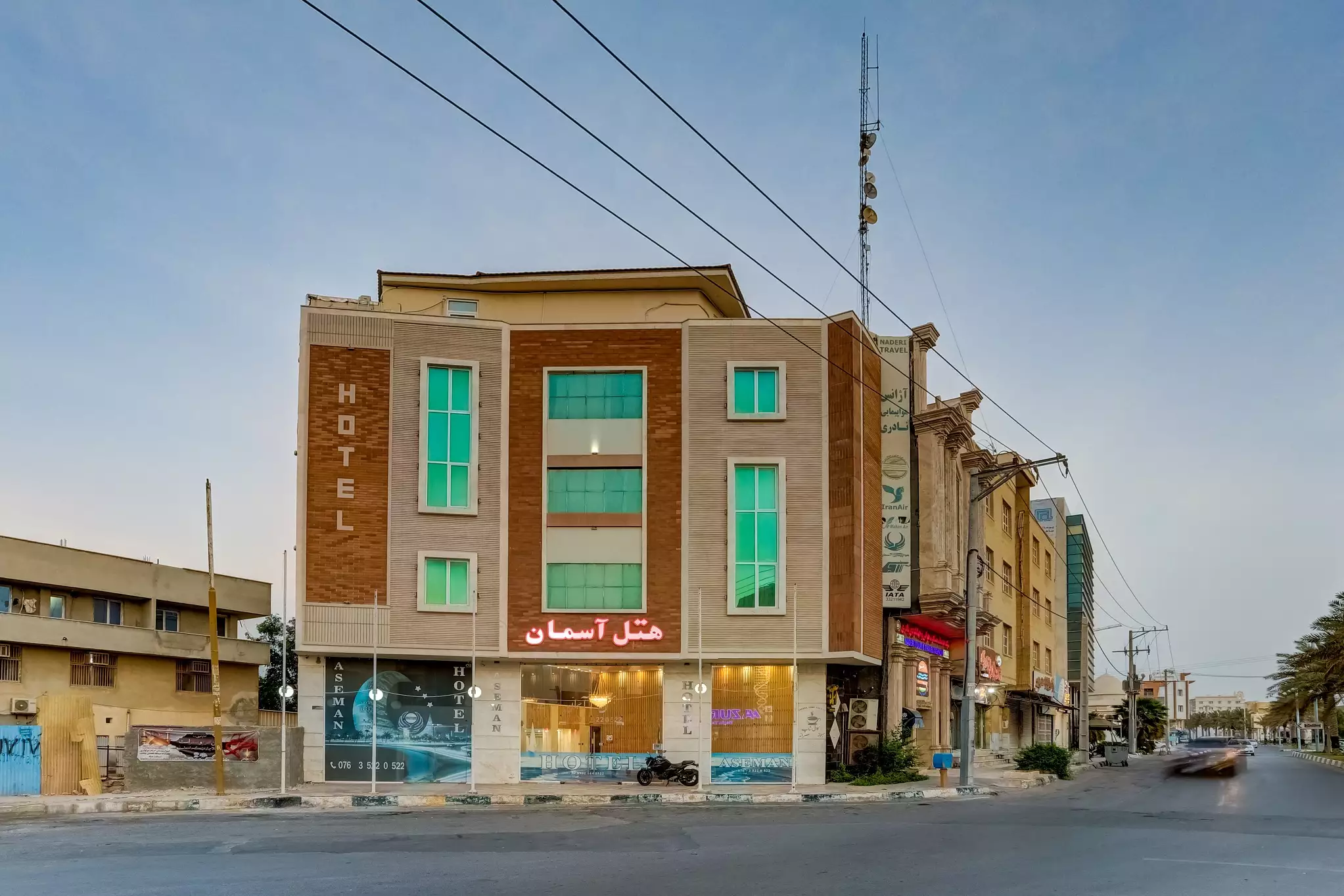 نمای بیرونی هتل آسمان در خیابان