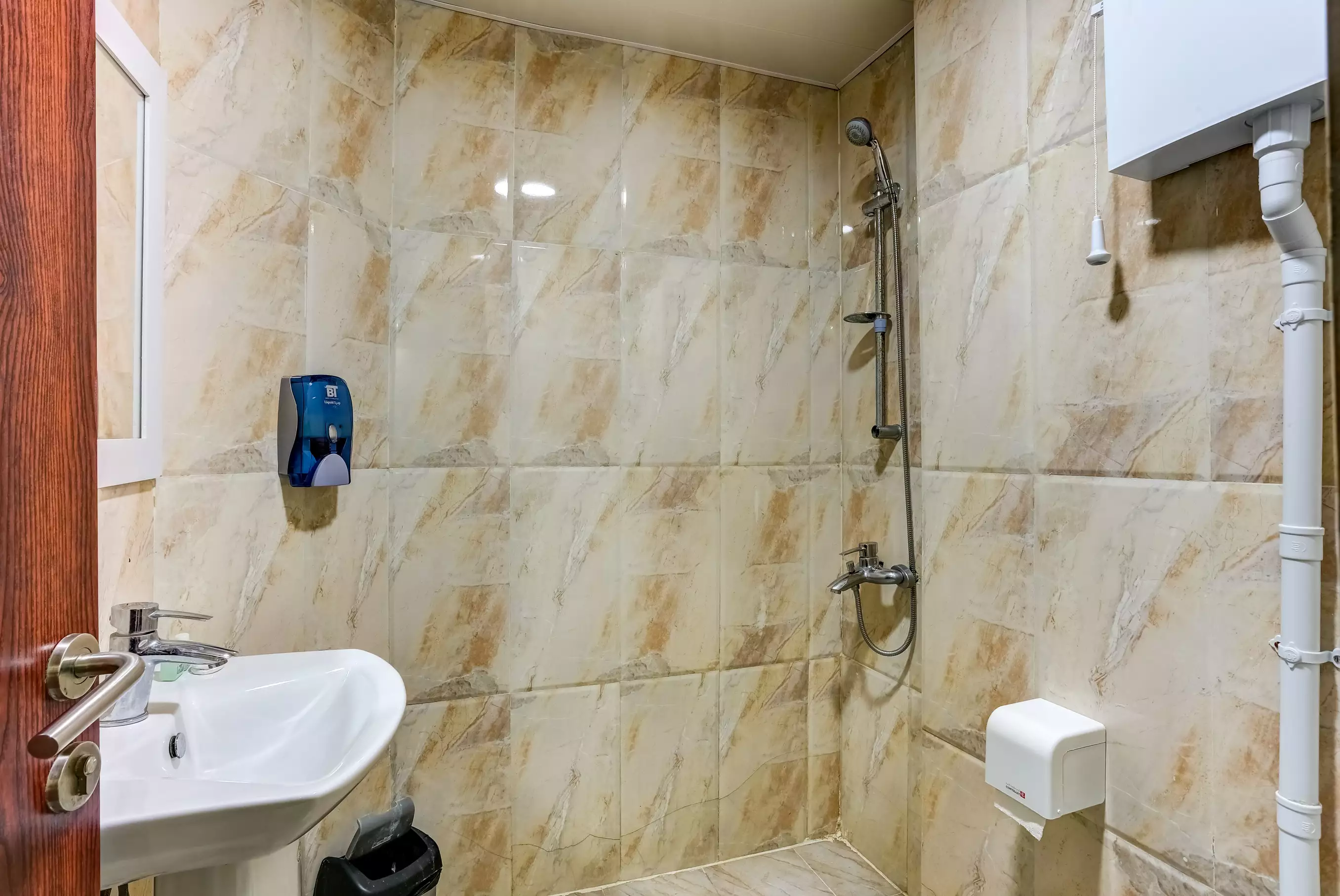 دوش و روشویی سرویس بهداشتی هتل آسمان
