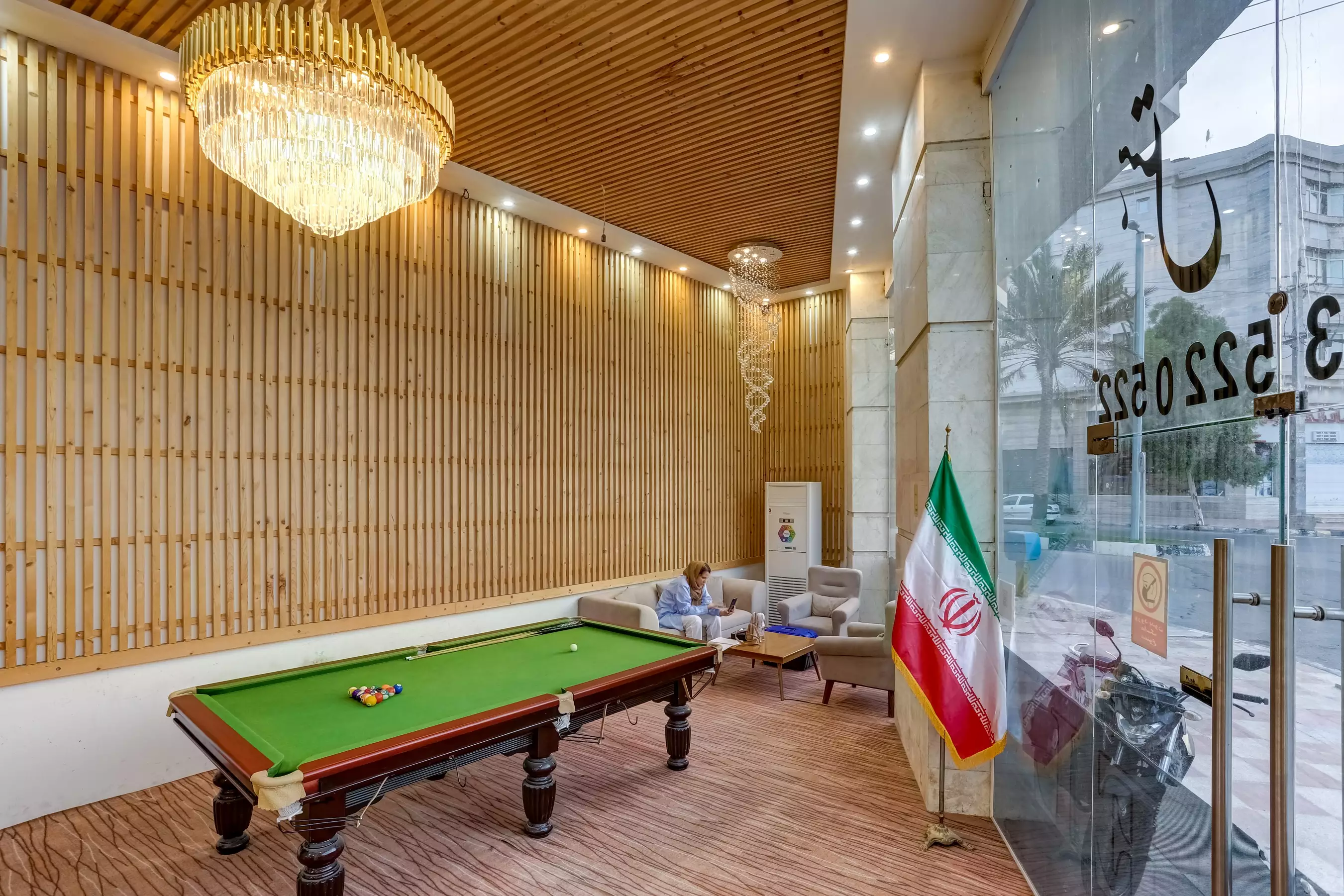 میز بیلیارد کنار پنجره هتل آسمان