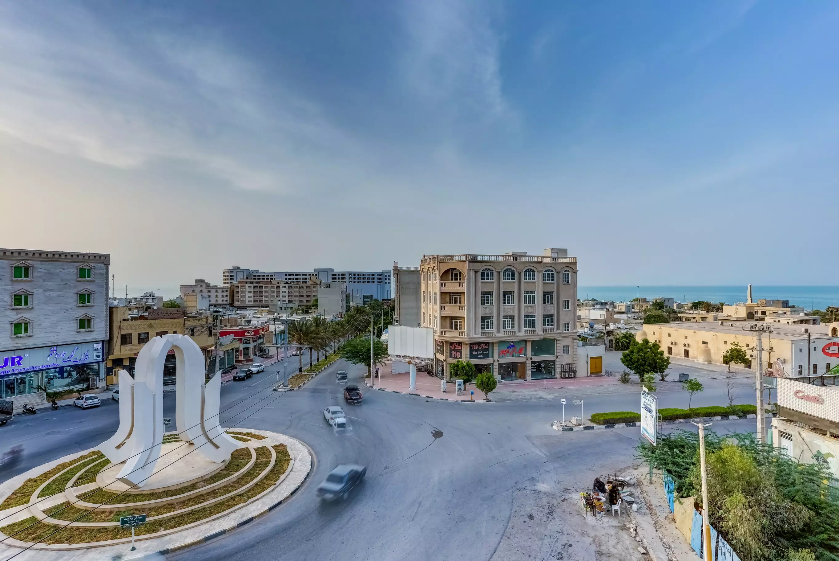 نمای شهری و میدان نزدیک هتل آسمان