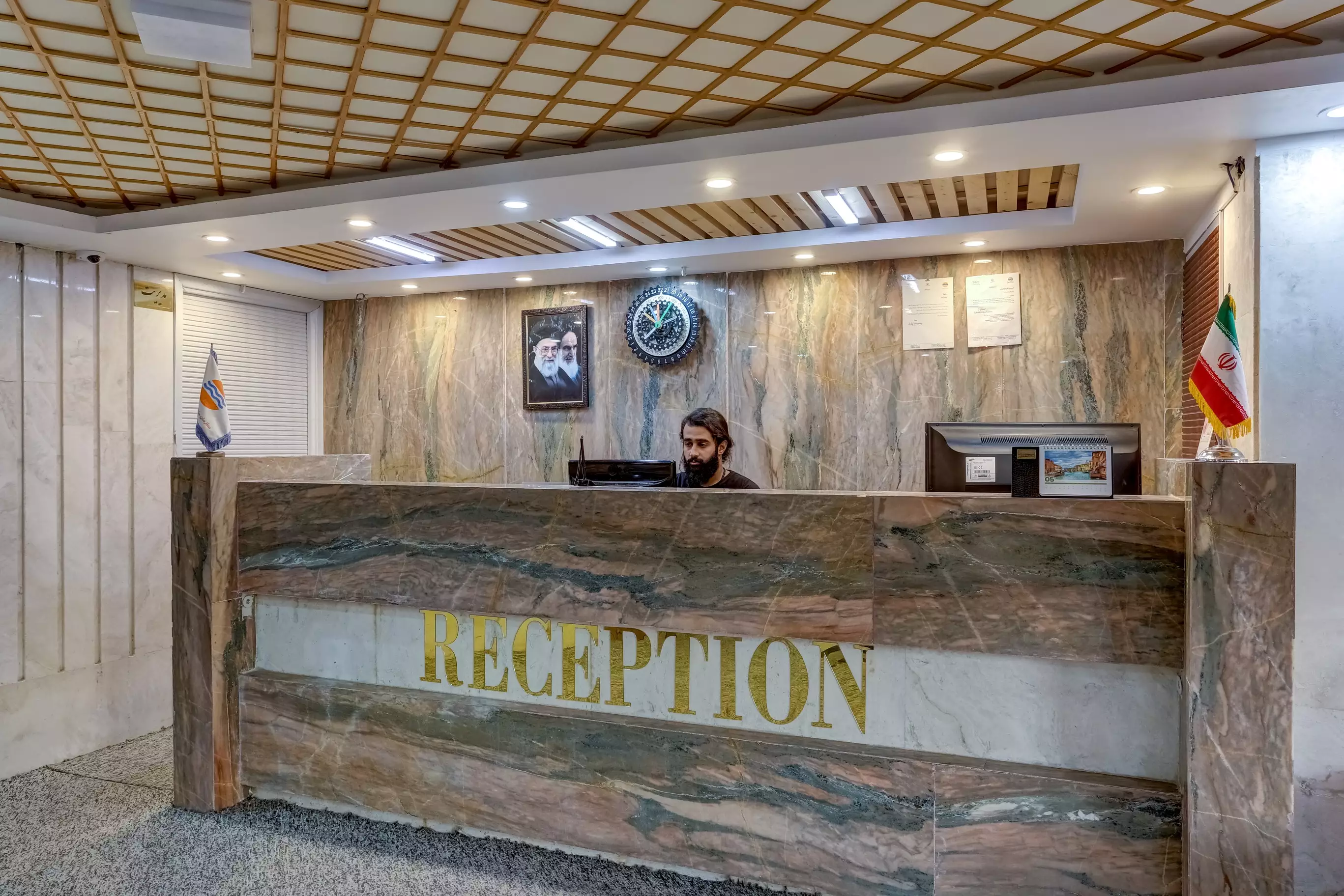 پیشخوان پذیرش سنگی هتل آسمان
