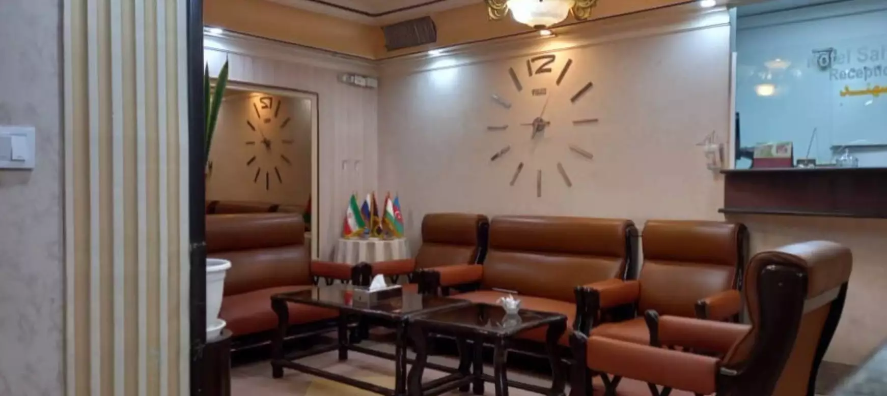 سالن انتظار هتل سهند با مبلمان چرمی