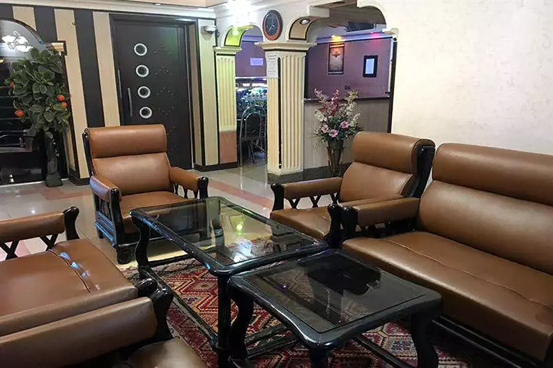 مبلمان چرمی قهوه‌ای در نشیمن هتل سهند