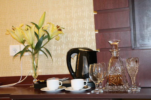 فنجان چای و ظروف کریستال در اتاق هتل بغدادی