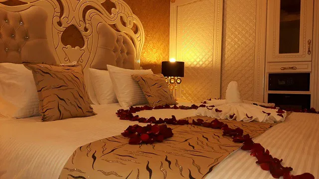 تخت دونفره با گلبرگهای رز در اتاق هتل بغدادی