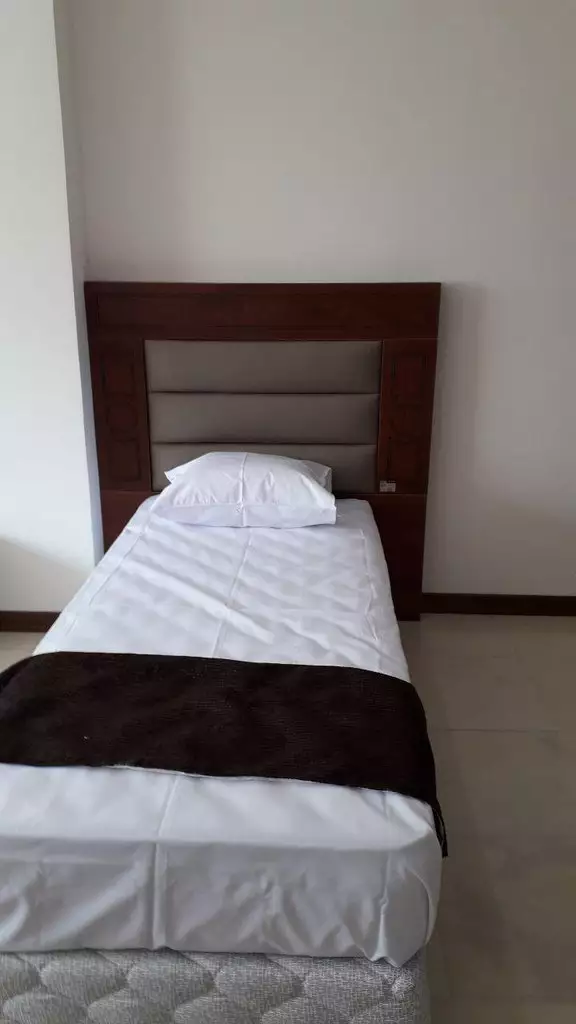 تخت یک‌نفره با تاج چوبی در پرشیا 3