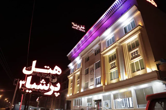 نمای شبانه ساختمان هتل پرشیا ۳ با نورپردازی