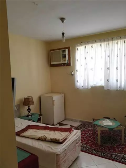 اتاق ساده هتل سپیده با تخت و یخچال