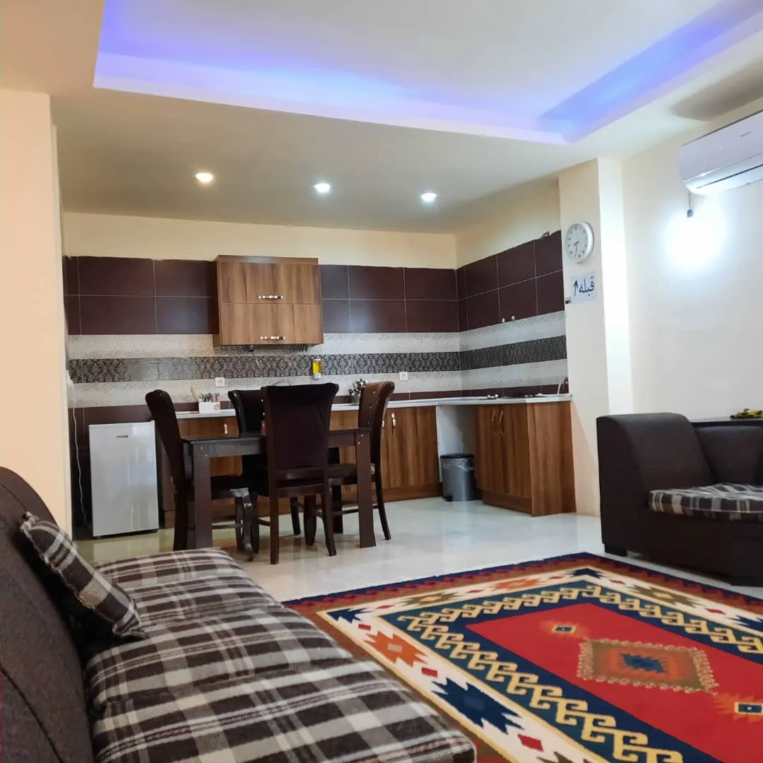 آشپزخانه و نشیمن هتل پارسا با فرش قرمز