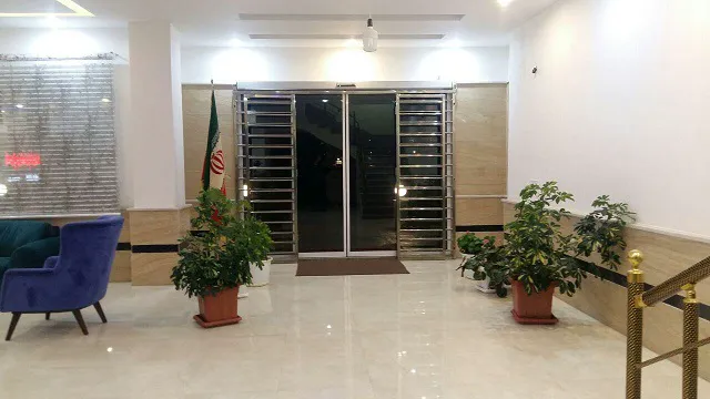 ورودی لابی هتل پارسا با گلدان‌های تزئینی