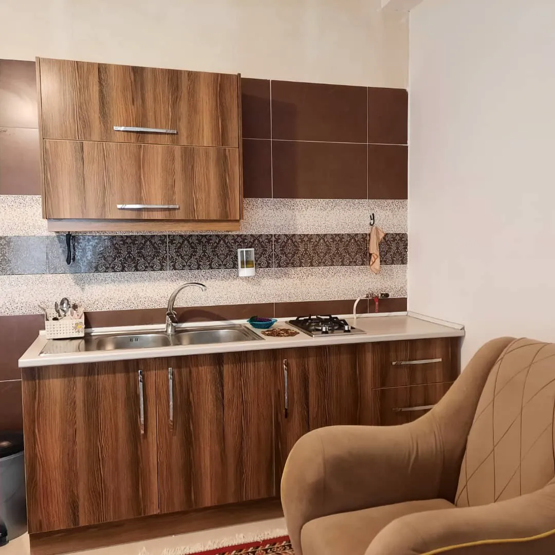 آشپزخانه پارسا با کابینت چوبی و اجاق