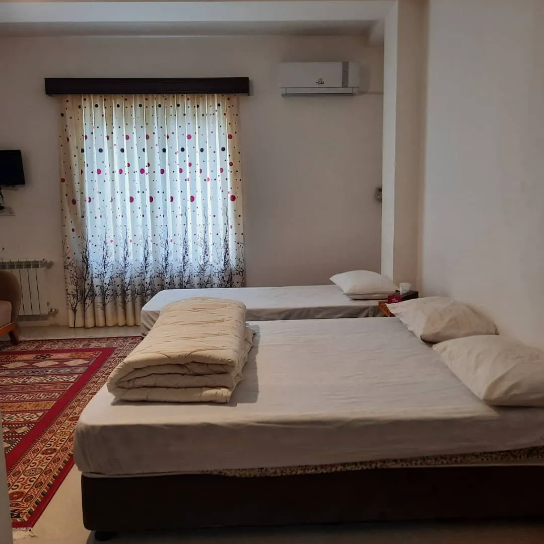 اتاق پارسا با دو تخت و فرش قرمز