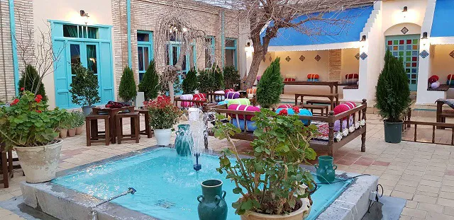 حوض و تخت‌های سنتی در حیاط سرای هاتف