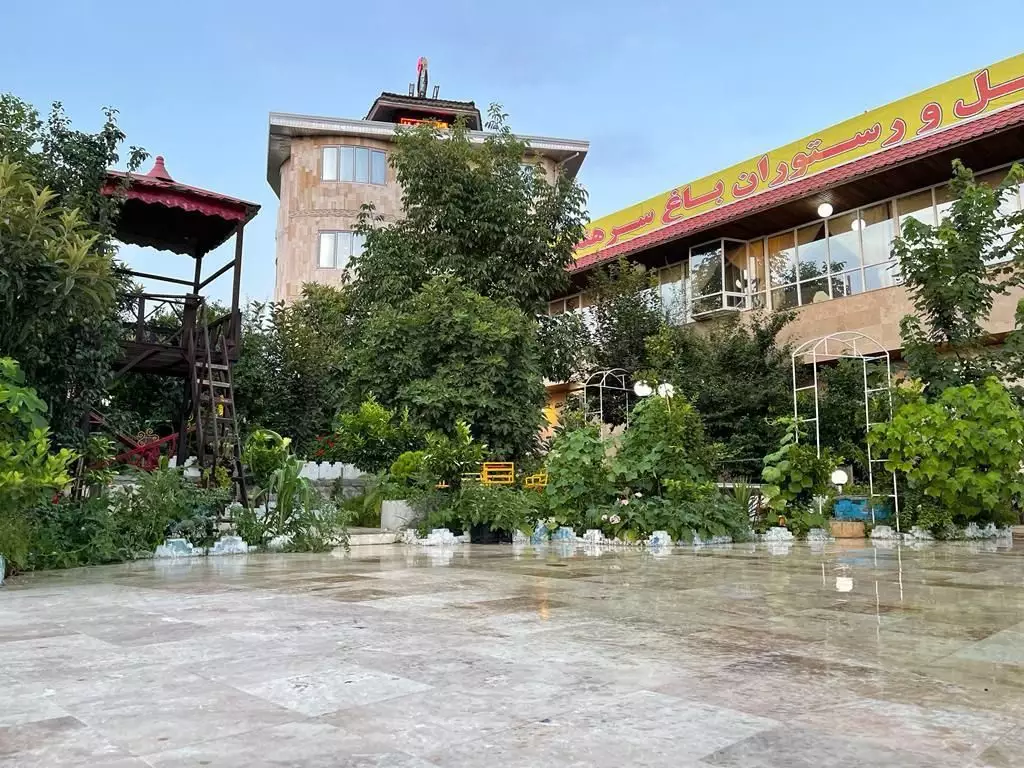 حیاط سنگ‌فرش‌شده و ساختمان باغ سرهنگ
