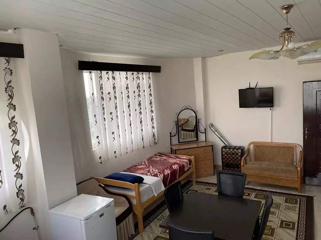 اتاق باغ سرهنگ با تخت یک‌نفره و نشیمن