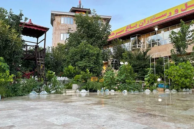 حیاط سرسبز باغ سرهنگ و ساختمان اقامتگاه
